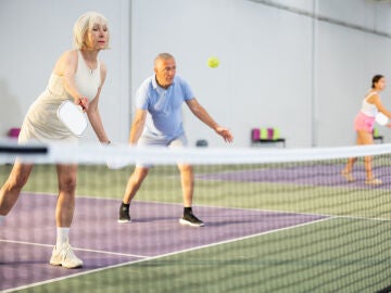 Una pareja jugando al pickleball