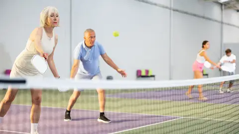 Una pareja jugando al pickleball Una pareja jugando al pickleball