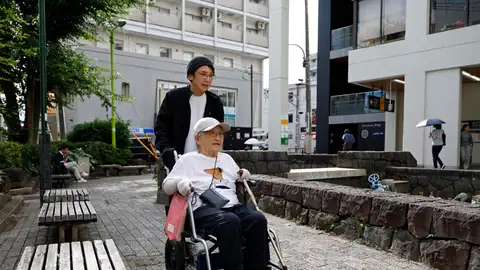 Kyoko Morita, hija de Fumiko Morita, lleva a su madre Kyoko Morita, hija de Fumiko Morita, lleva a su madre