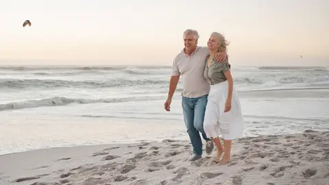 Pareja paseando por la playa Pareja paseando por la playa