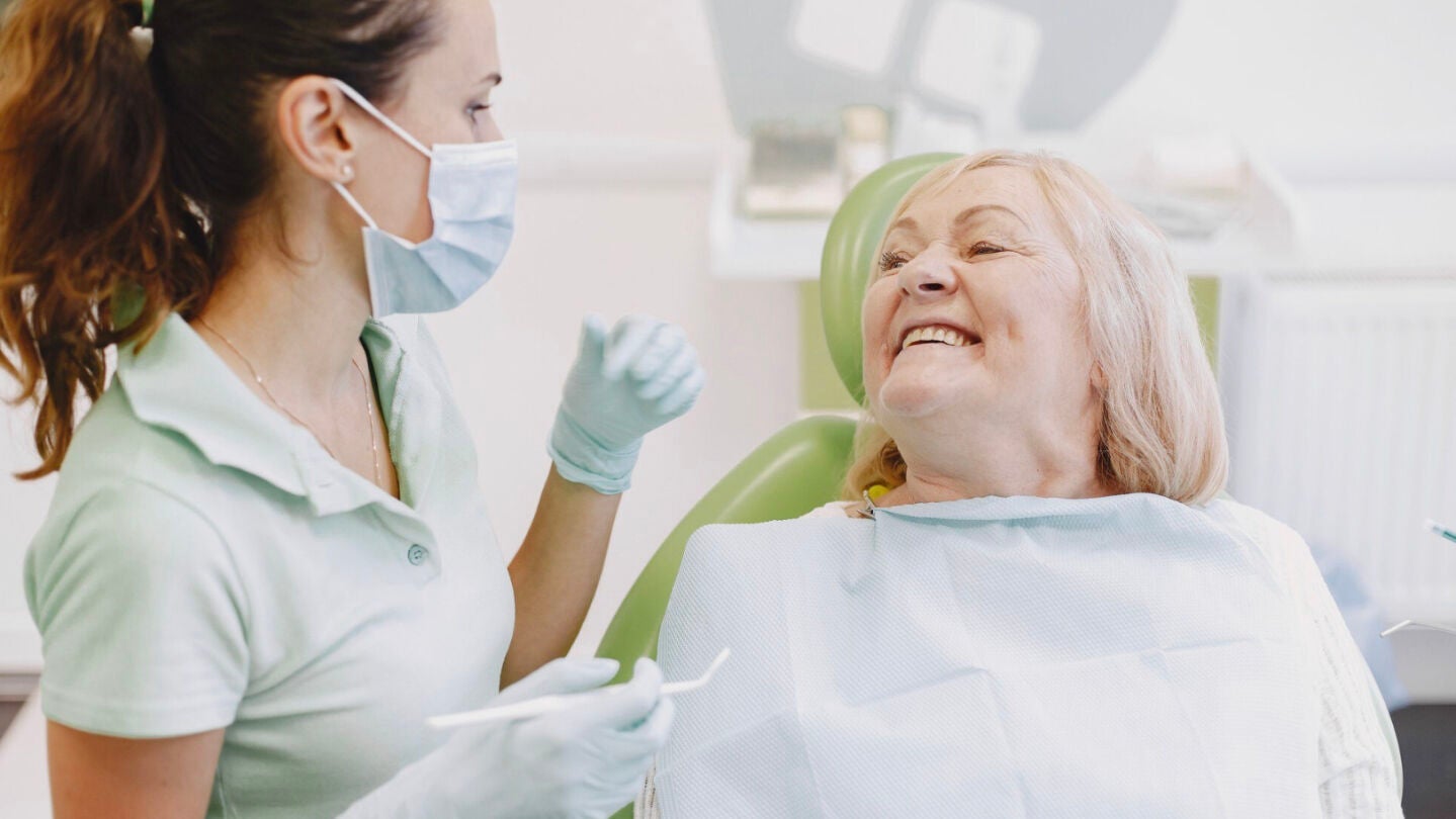 Mujer mayor en la consulta de un dentista