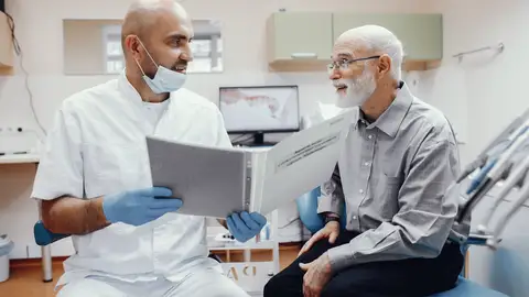Persona mayor en la consulta de un dentista Persona mayor en la consulta de un dentista