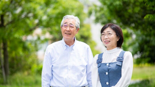 Pareja japonesa paseando por un parque