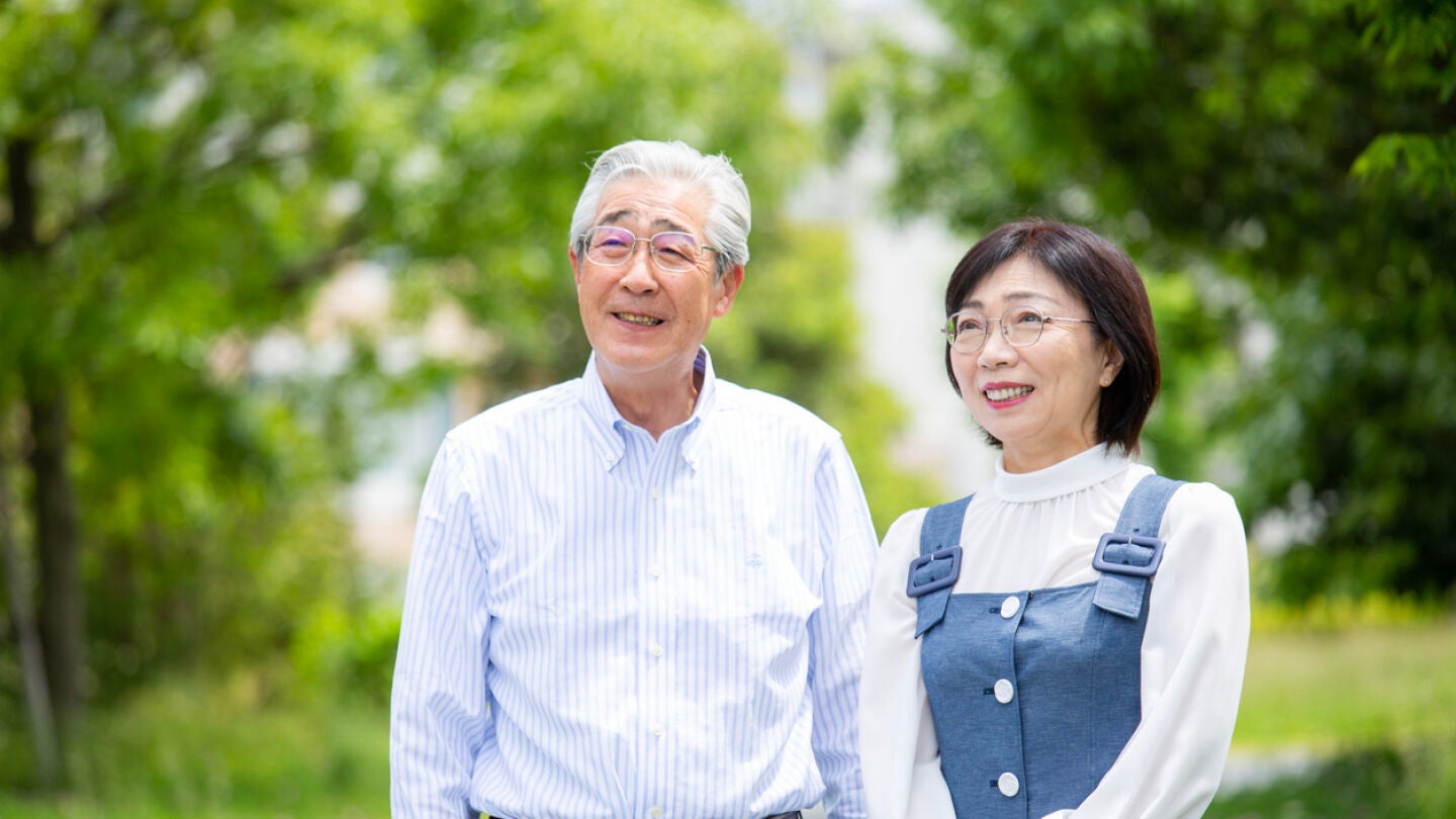 Pareja japonesa paseando por un parque