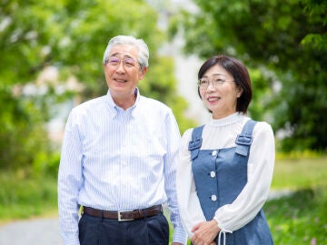 Pareja japonesa paseando por un parque