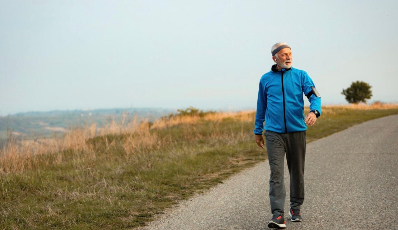 Persona mayor caminando