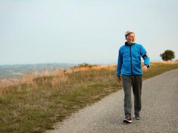 Persona mayor caminando