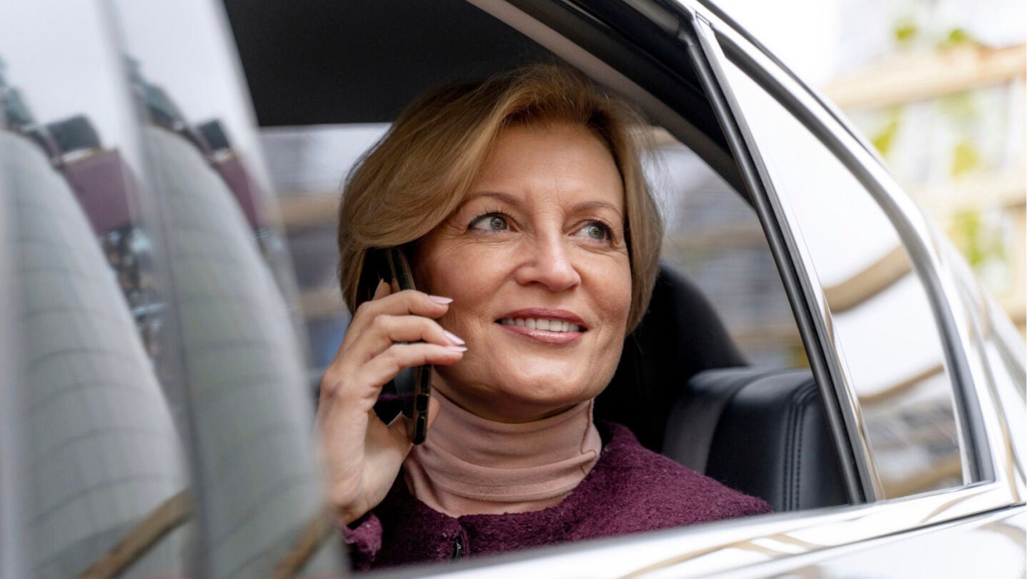 Persona mayor en un taxi 