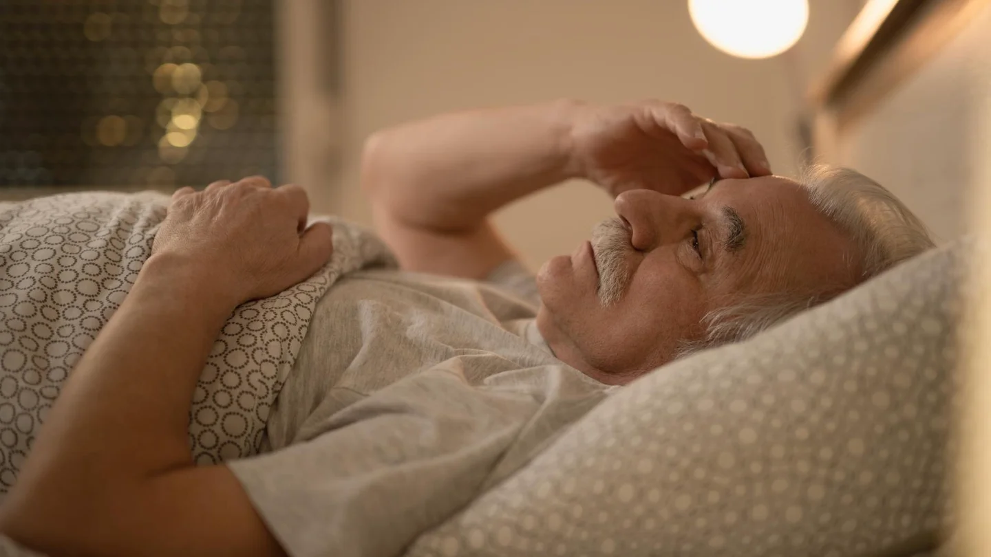 Hombre mayor sin poder dormir Hombre mayor sin poder dormir