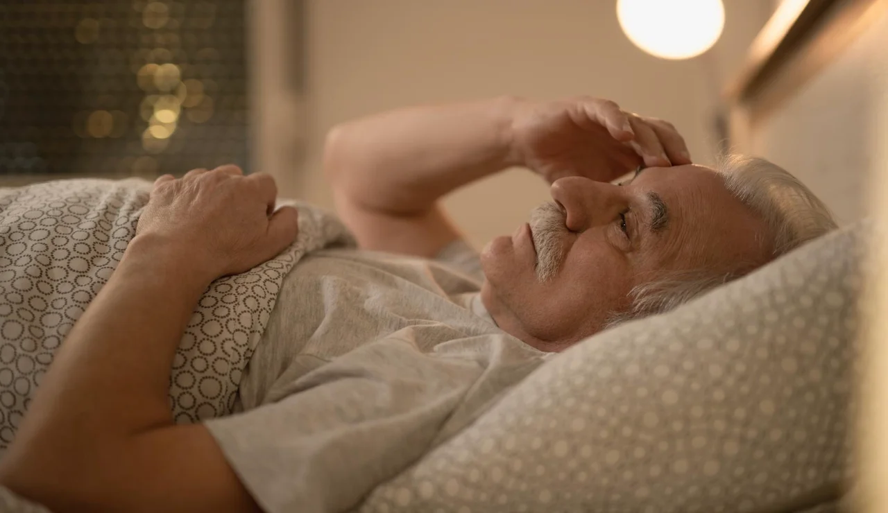 Hombre mayor sin poder dormir