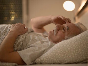 Hombre mayor sin poder dormir 
