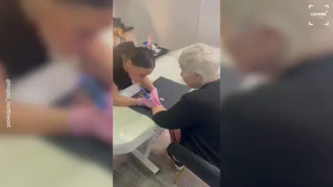 Una nieta acompaña a su abuela de 86 años a que se haga su primer tatuaje Una nieta acompaña a su abuela de 86 años a que se haga su primer tatuaje