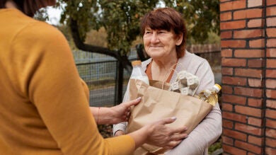 El tiempo que dedicas a otros es más importante de lo que crees: Así ayuda a conservar las capacidades cognitivas