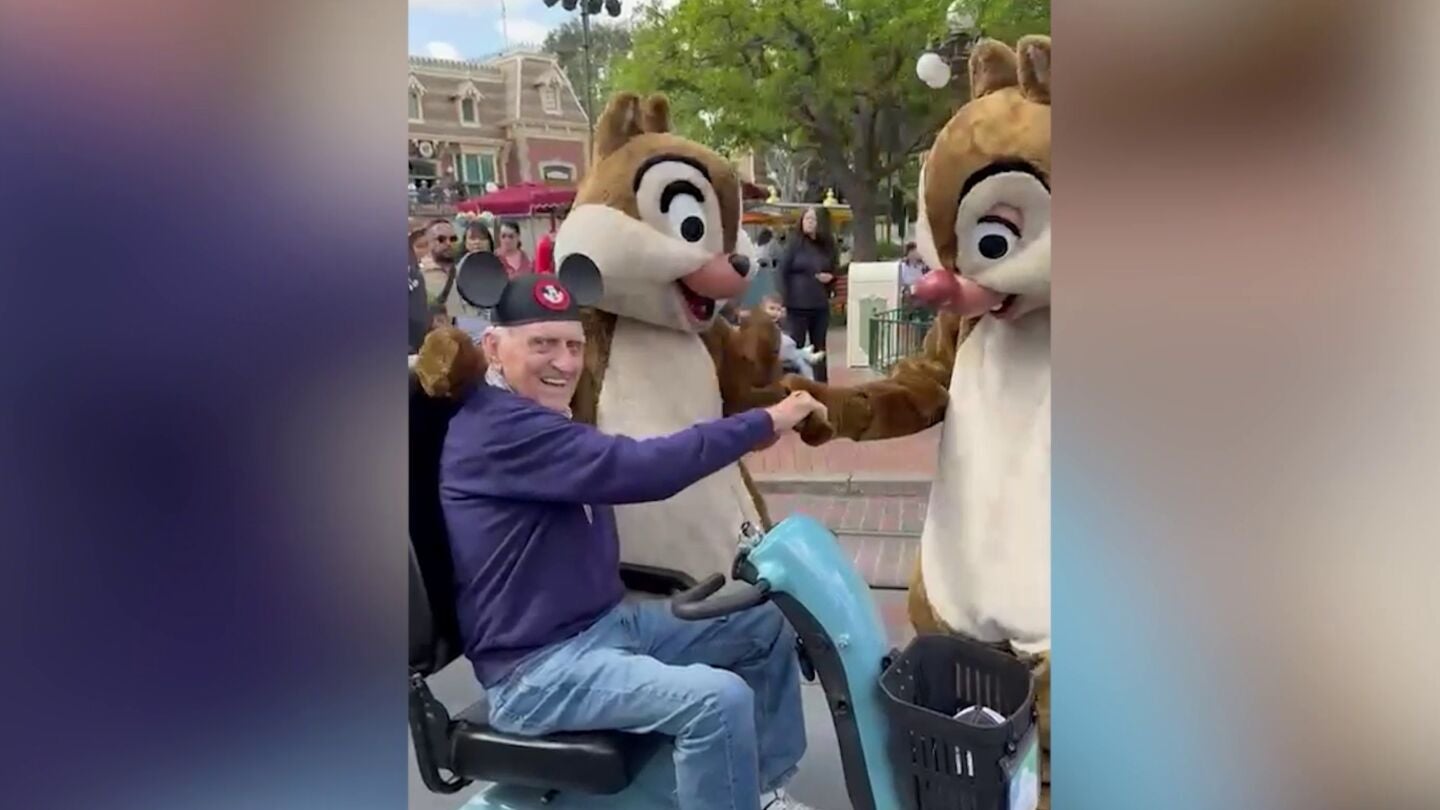 Un abuelo de 93 a&ntilde;os vive su primera vez en Disneyland
