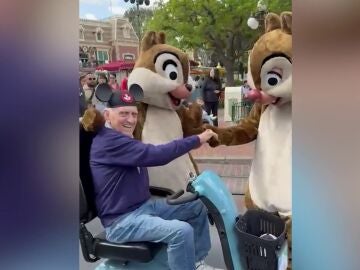 Un abuelo de 93 a&ntilde;os vive su primera vez en Disneyland