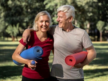 Personas mayores haciendo ejercicio