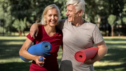 Personas mayores haciendo ejercicio Personas mayores haciendo ejercicio