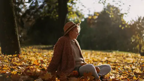 Mujer mayor en otoño Mujer mayor en otoño
