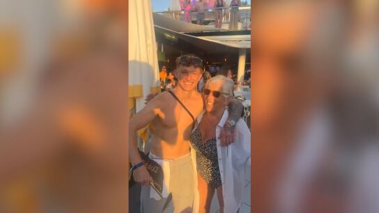 Abuela disfrutando de su viaje a Ibiza