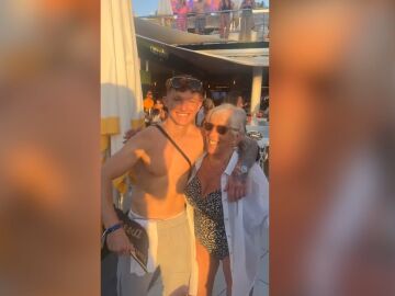 Abuela disfrutando de su viaje a Ibiza