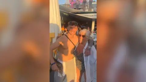 Abuela disfrutando de su viaje a Ibiza Abuela disfrutando de su viaje a Ibiza