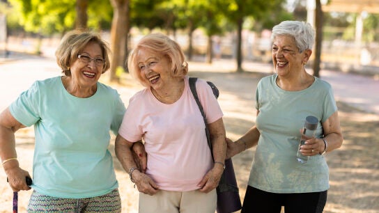Se&ntilde;oras mayores paseando