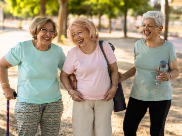 Se&ntilde;oras mayores paseando