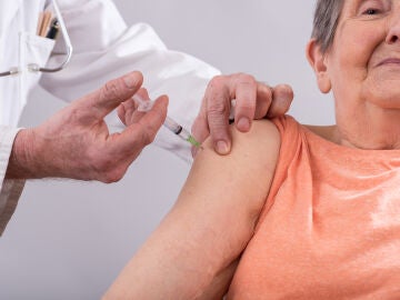 Mujer mayor vacun&aacute;ndose