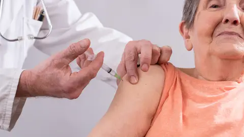 Mujer mayor vacunándose Mujer mayor vacunándose