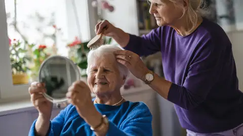 Mujer peinando a su madre Mujer peinando a su madre