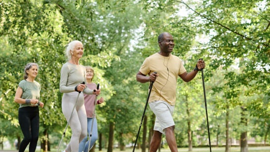 Personas mayores caminando
