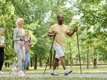Personas mayores caminando