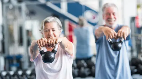 Personas mayores haciendo ejercicios de fuerza Personas mayores haciendo ejercicios de fuerza