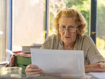 Mujer mirando una fotograf&iacute;a