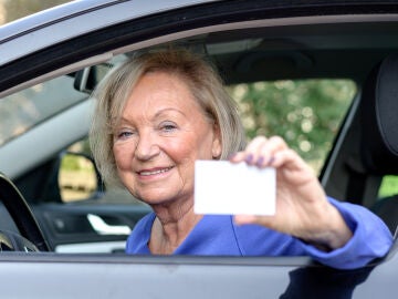 Mujer mostrando un documento identificativo