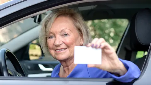 Mujer mostrando un documento identificativo Mujer mostrando un documento identificativo