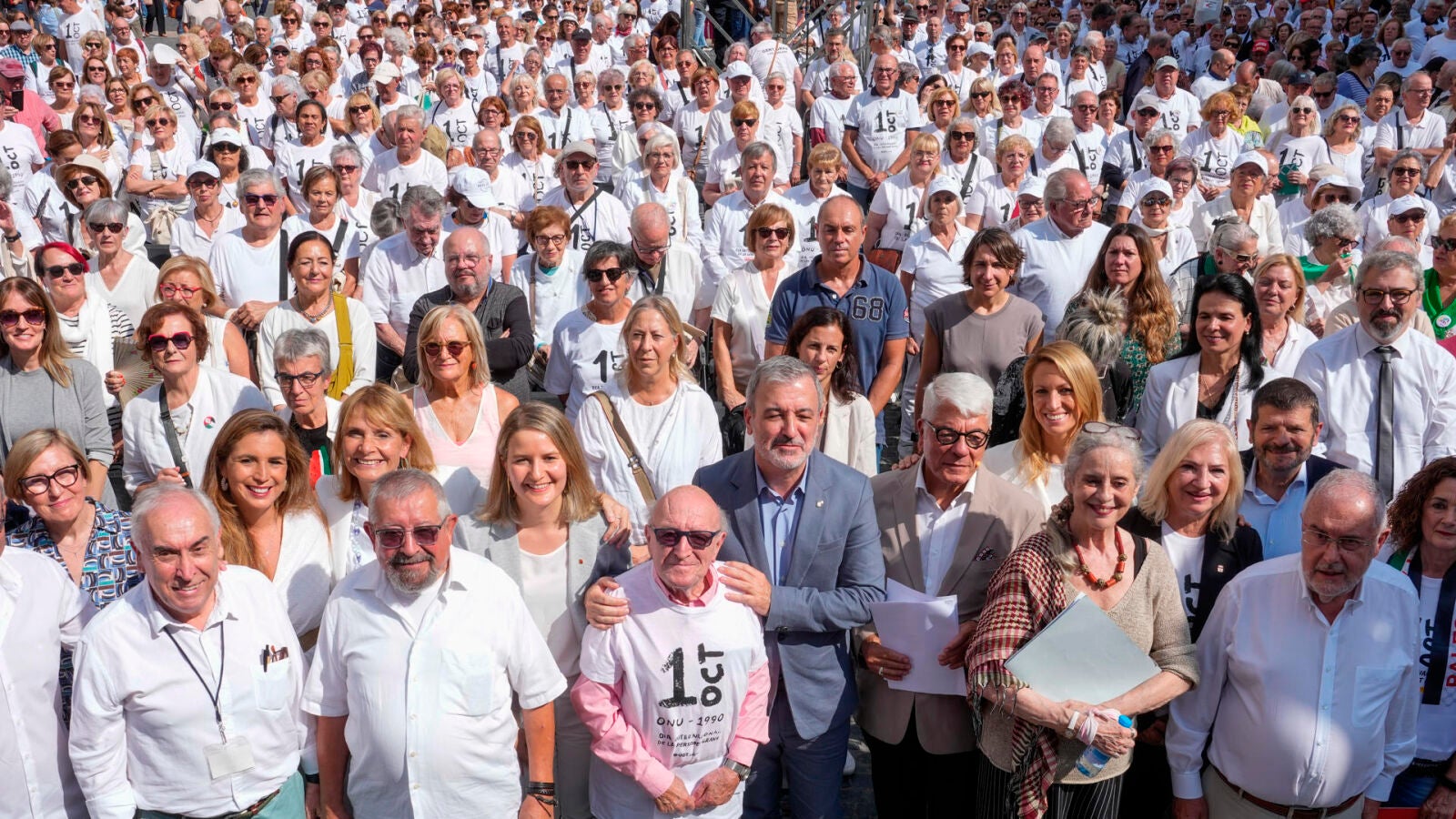 El orgullo de la edad y la denuncia del edadismo llenan la plaza Sant Jaume de Barcelona