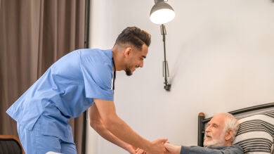 Los españoles otorgan una alta valoración a los servicios sociosanitarios para personas mayores y cuidadores