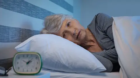 Mujer mayor con insomnio Mujer mayor con insomnio