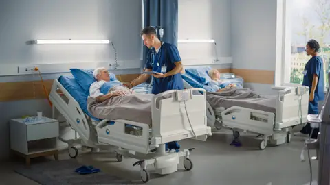 Persona mayor hospitalizada Persona mayor hospitalizada