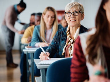 Mujer mayor atendiendo a una clase
