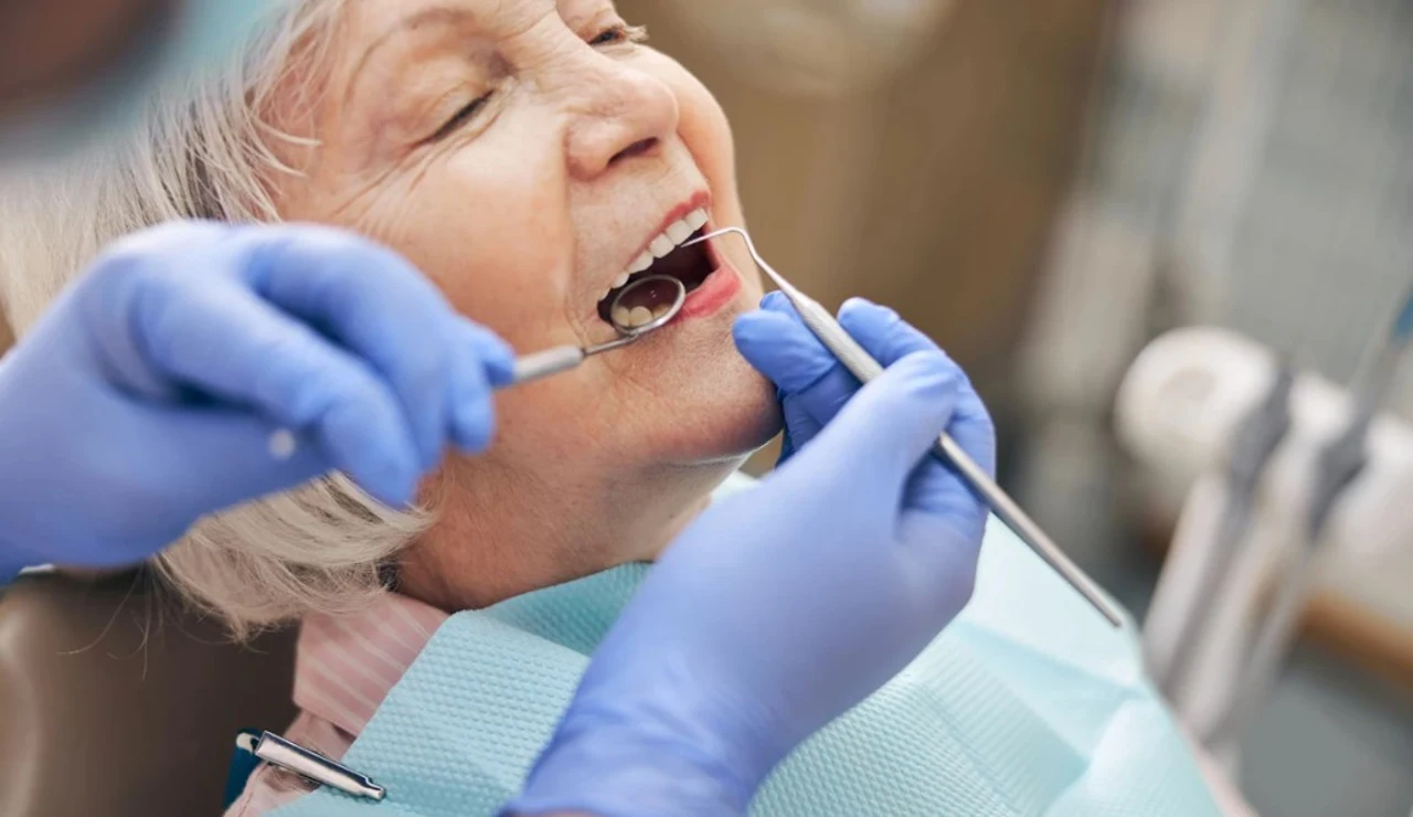 Mujer mayor en el dentista