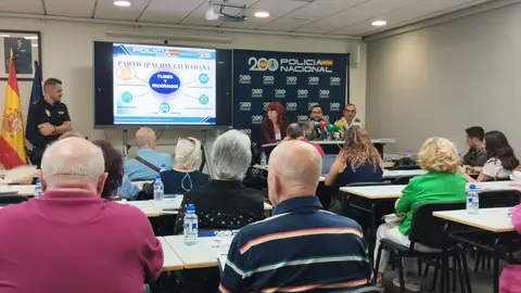 La Policía Nacional impartirá charlas sobre seguridad en los centros de mayores de Alicante La Policía Nacional impartirá charlas sobre seguridad en los centros de mayores de Alicante