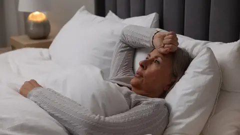 Mujer mayor que no puede dormir Mujer mayor que no puede dormir