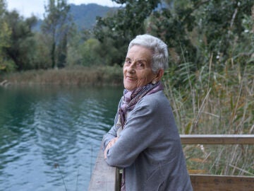 Mujer mayor en el campo