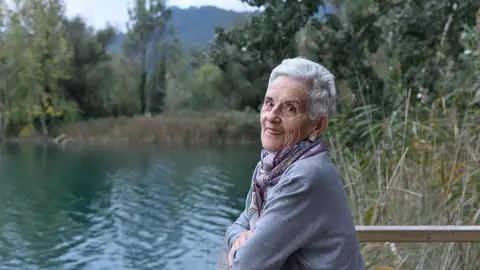 Mujer mayor en el campo Mujer mayor en el campo