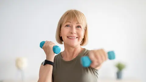 Mujer mayor haciendo ejercicios de fuerza Mujer mayor haciendo ejercicios de fuerza