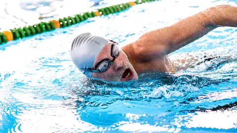 Hombre mayor practicando natación Hombre mayor practicando natación