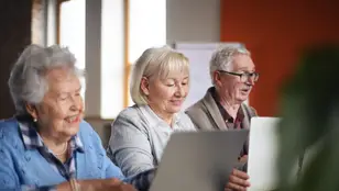 Personas mayores aprendiendo en entornos digitales