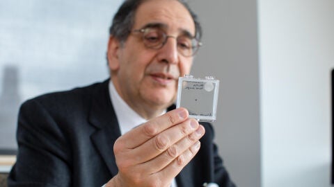 Jose-Alain Sahel, investigador de oftalmología de la Universidad de Pittsburgh, sostiene el implante ocular Prima.